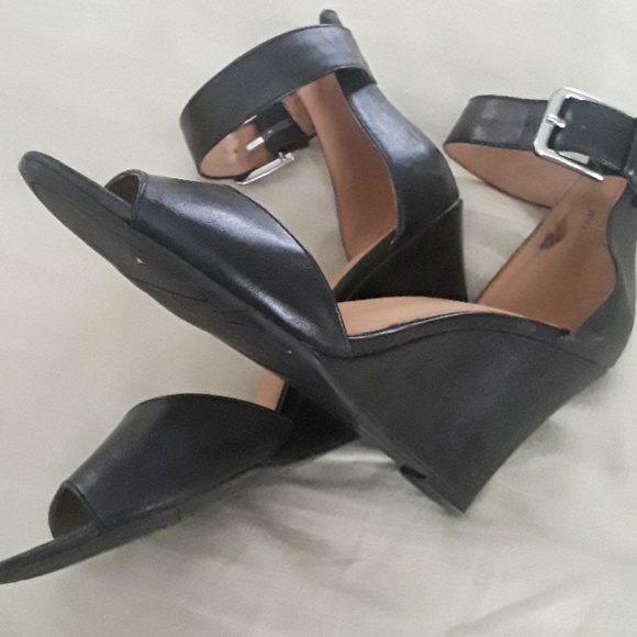 Shoes - Picture 2 of 7